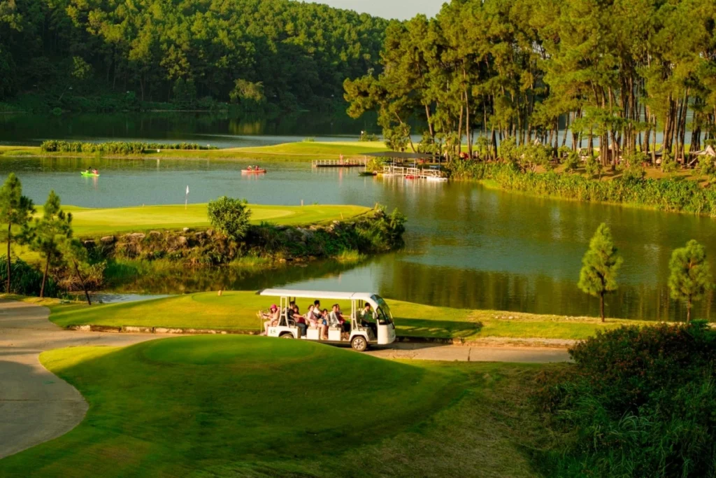 Đồi thông hồ Đồng Chương - điểm đến xanh tại Ninh Bình